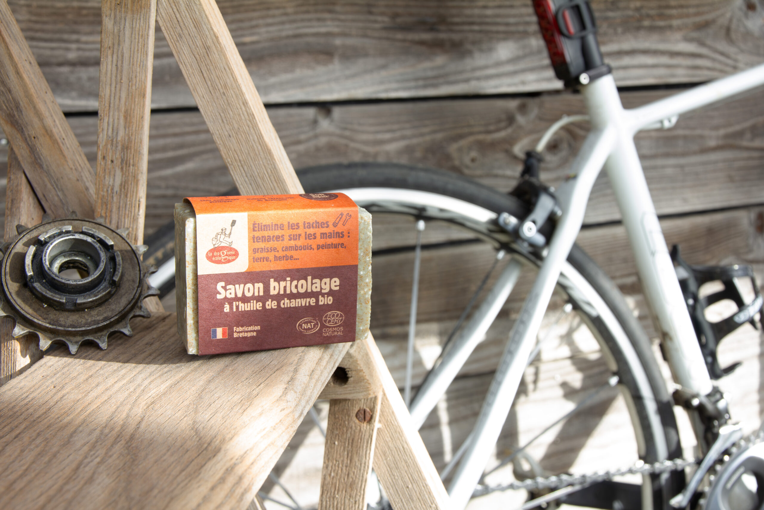 Savon Bricolage avec des outils et un vélo - Grand Beau