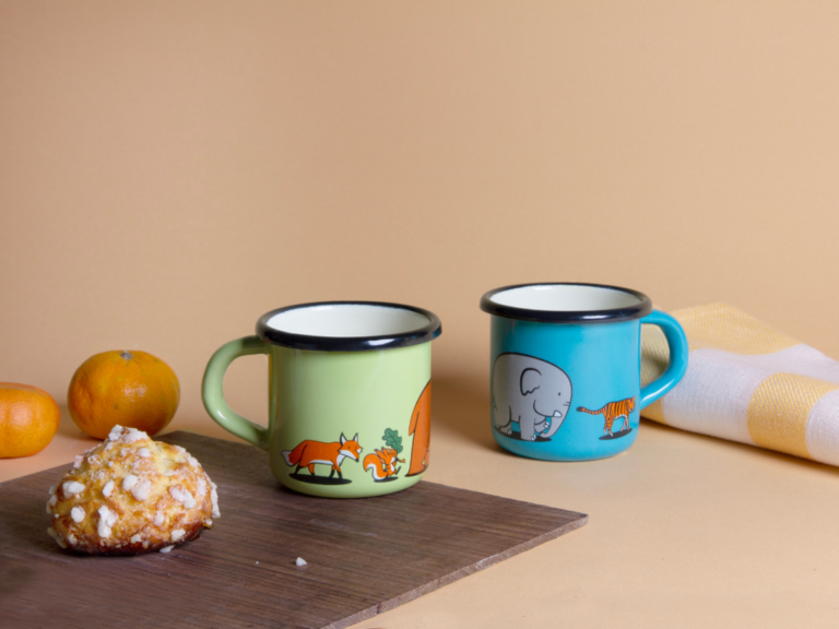 Tasses en fer émaillé bleue et verte avec dessins - Grand Beau