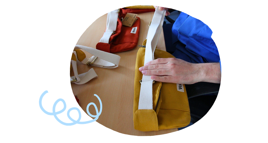 Conditionnement d'un sac banane jaune, en coton bio, en ESAT - Grand Beau