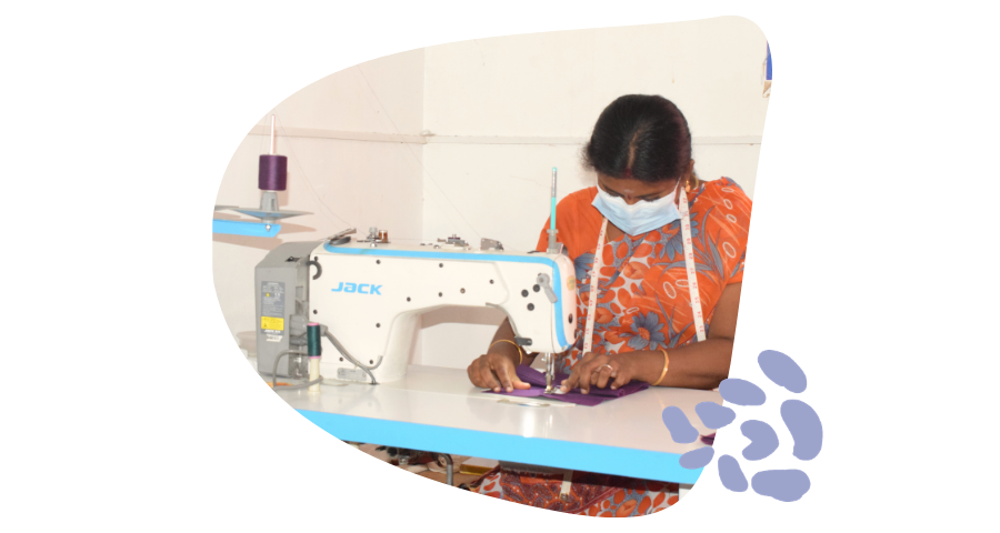Femme indienne qui cout un sac cabas aubergine en coton bio, à l'aide d'une machine à coudre - Grand Beau