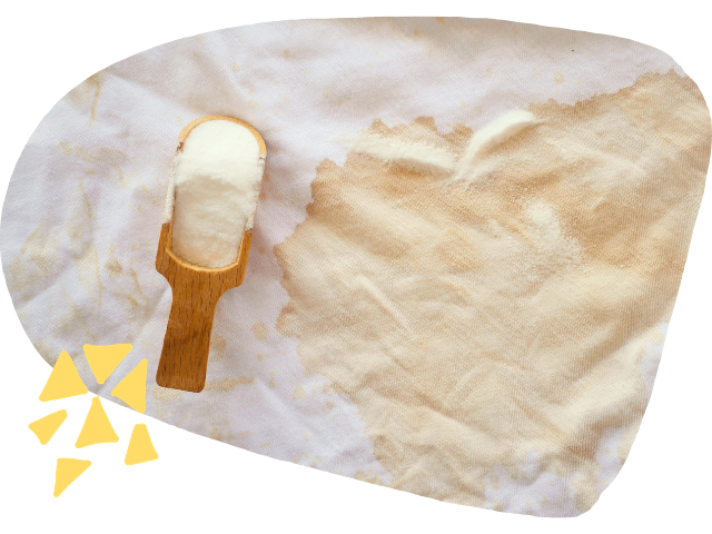 Coupelle de percarbonate de soude sur du linge blanc taché - Guide complet du percarbonate de soude - Grand Beau