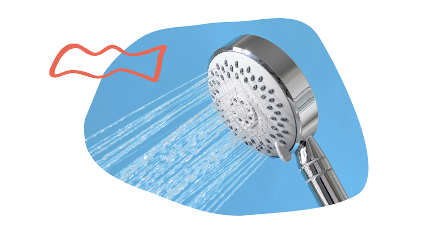 Un pommeau de douche sur fond bleu : Entretenir la robinetterie avec du vinaigre d'alcool pour un ménage écologique - Grand Beau