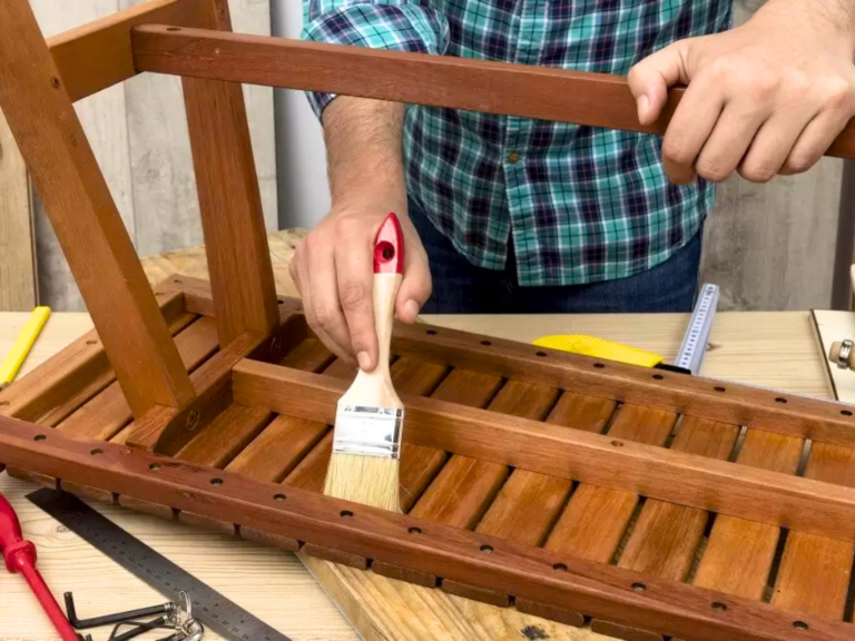 Ancien meuble qui se fait repeindre - cristaux de soude utile pour décaper les meubles en bois - Grand Beau