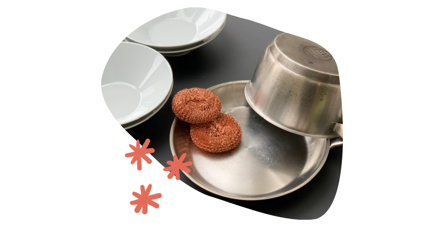 Eponge grattoir en cuivre placer sur des casseroles récurer et brillante, après un bain de percarbonate de soude - Grand Beau