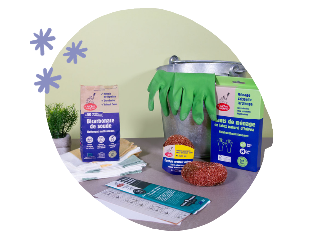 Bicarbonate de soude dans un sachet, gants de ménage dans un seau et éponge en cuivre. Ingrédients essentiels du ménage écologique - Grand Beau