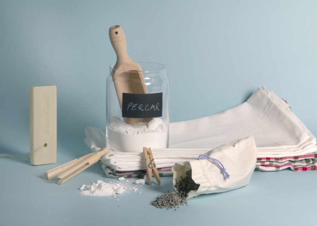 Percarbonate de soude dans un bocaux en verre, avec du linge et de la lavande autour - Guide complet - Grand Beau