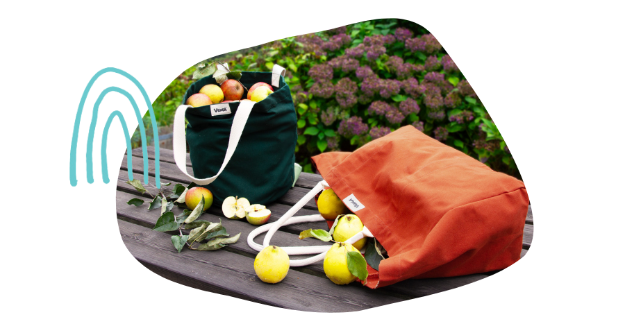 Sac cabas et sac cabas city sur un banc avec des pommes - Savoir faire de nos sacs cabas en coton bio- Grand Beau