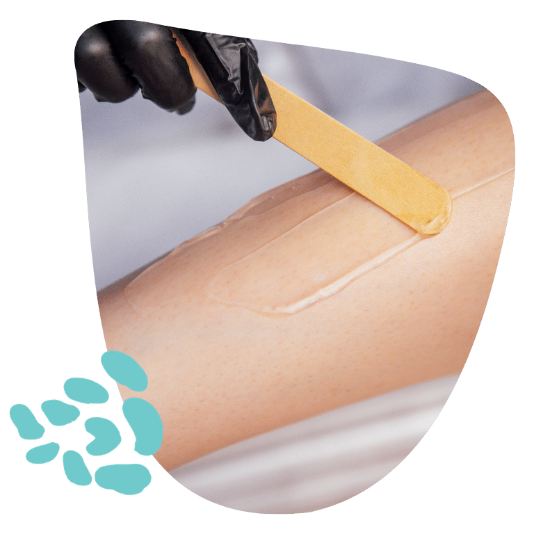 Application de cire sur une jambe pour épilation - Talc en poudre - Grand Beau