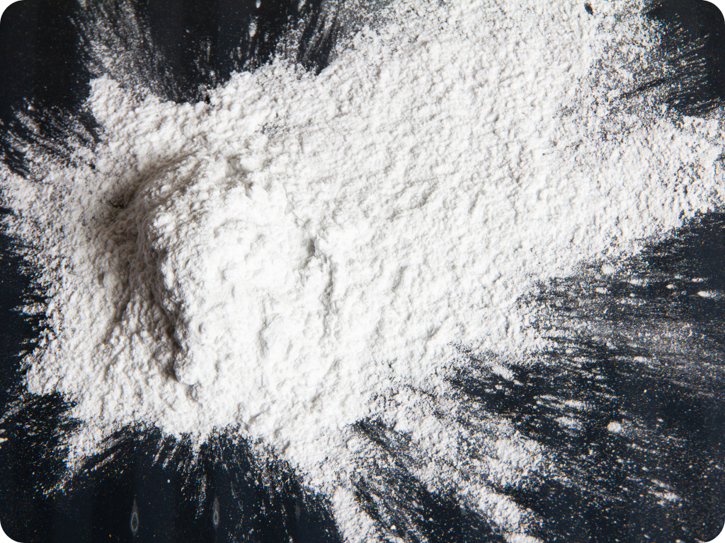 Texture du talc en poudre sur fond noir - Grand Beau