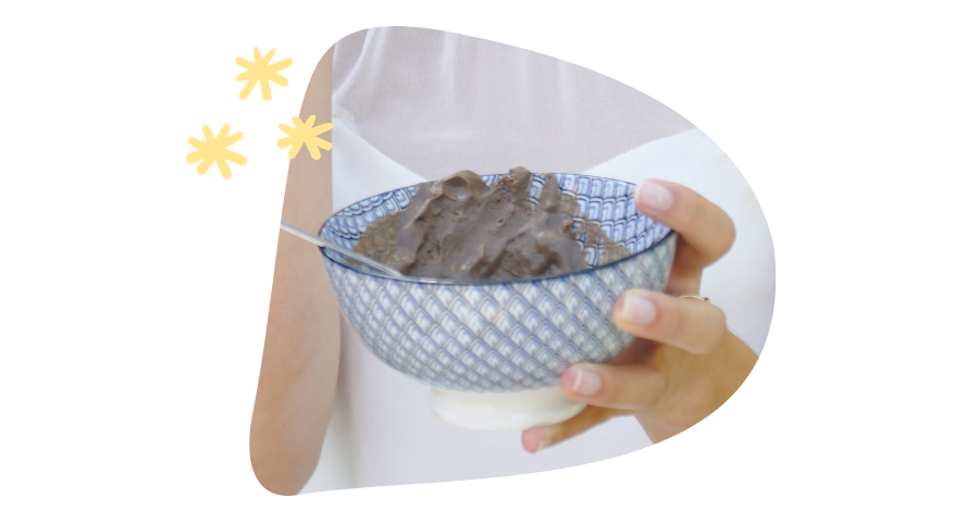 Bol contenant un mélange d'eau et de rhassoul pour créer un masque rhassoul - Grand Beau 