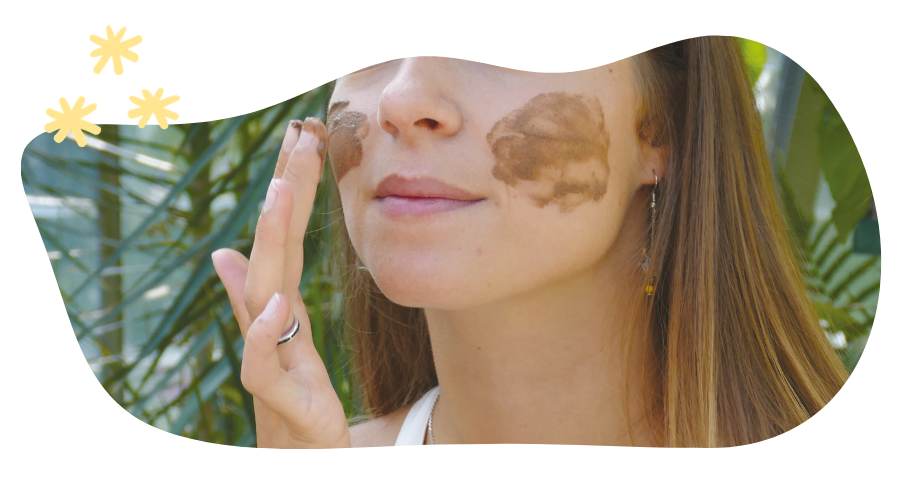 Fille qui applique un masque visage au rhassoul - Grand Beau