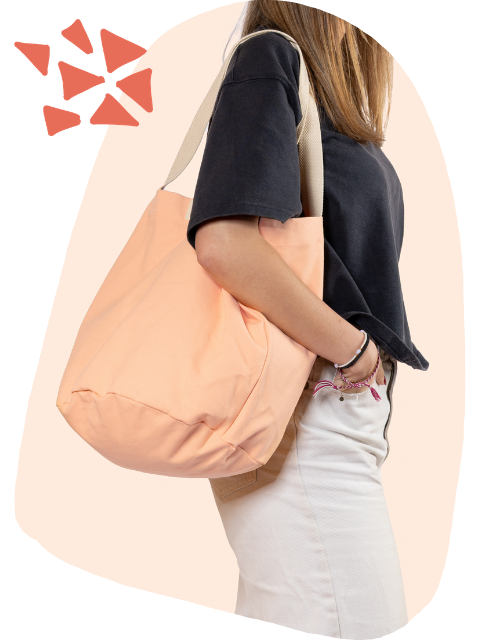 Sac été en couleur pêche porté par une femme - Grand Beau