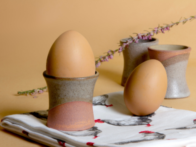 Deux oeufs, un dans un coquetier céramique - Grand Beau