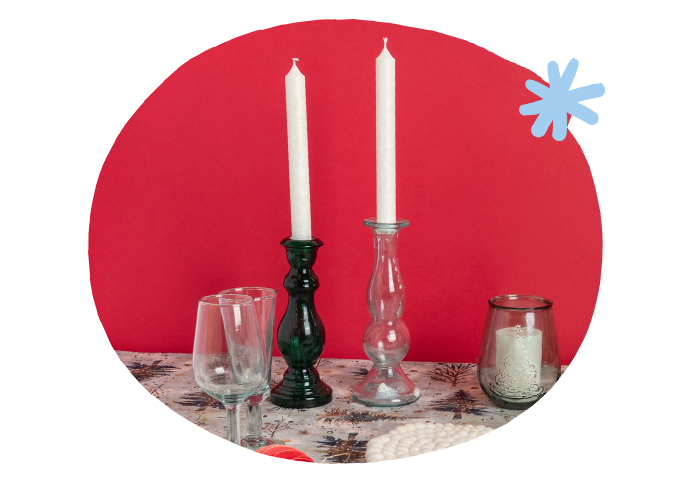 Bougeoirs translucide et vert bouteille avec des bougies blanches sur une table - Grand Beau