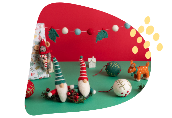 Des lutins, des guirlandes et des animaux créent en feutre de laine pour des décorations de Noël - Grand Beau