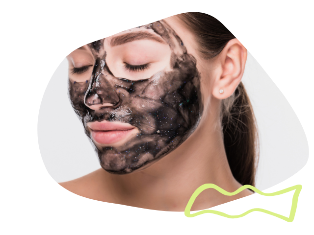 Femme avec masque charbon actif anti points noirs sur sa peau - Grand Beau